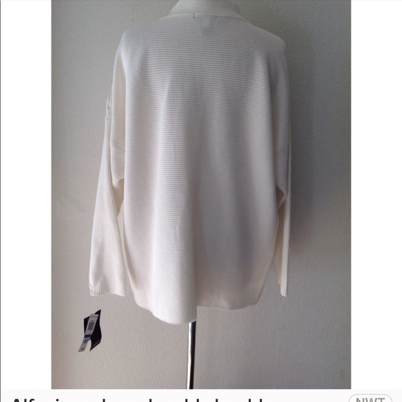 thick and nice cut Cold shoulder sweater - Picture 5 of 7